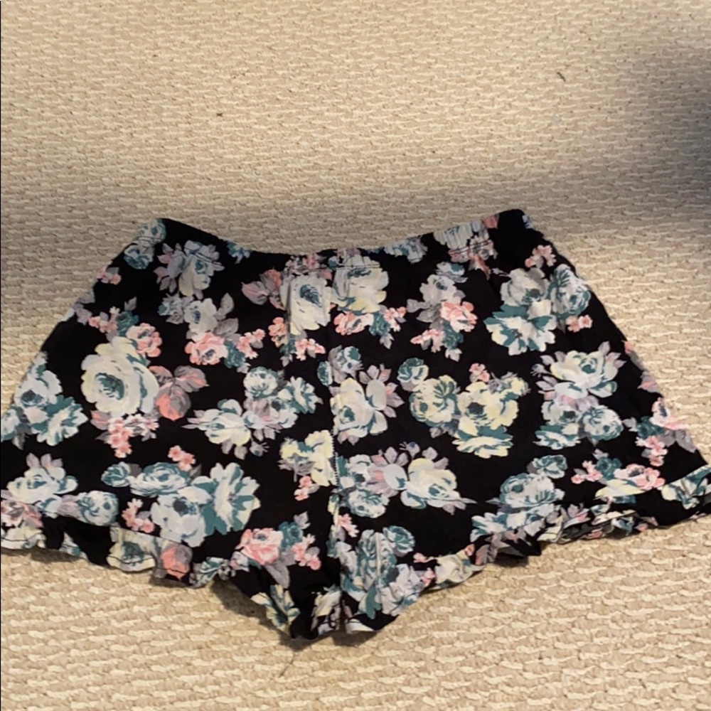 Gab & Kate Ruffle Floral Shorts - Picture 3 of 3
